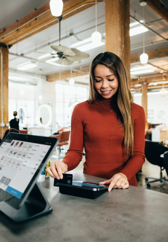 Mulher pagando com cartão
